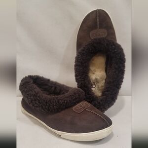 UGG AUSTRALIA CHOCOLATE BROWN RYLAN SLIPPERS (sz 6)